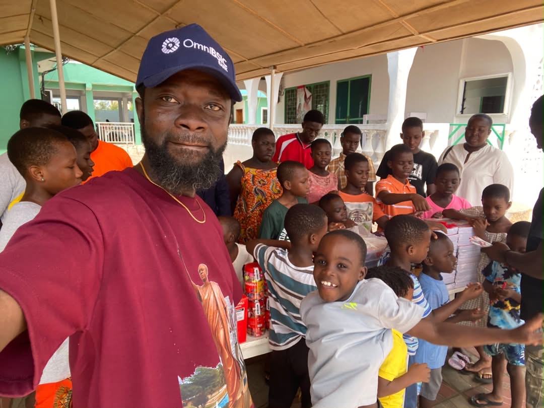Volunteers distributing supplies